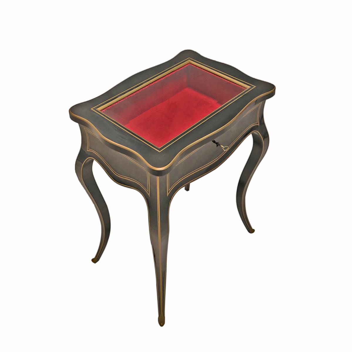 Antiqium Ürün  İÇİ KIRMIZI KUMAŞLI, BRONZ DETAYLI AHŞAP TEŞHİR SEHPASI