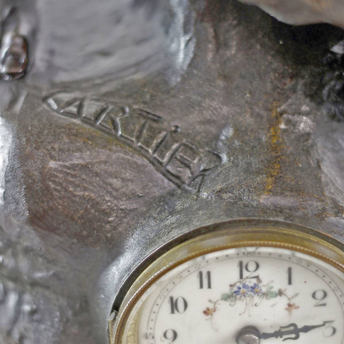 Antiqium Ürün  CARTIER İMZALI BRONZ HEYKELLİ SAAT