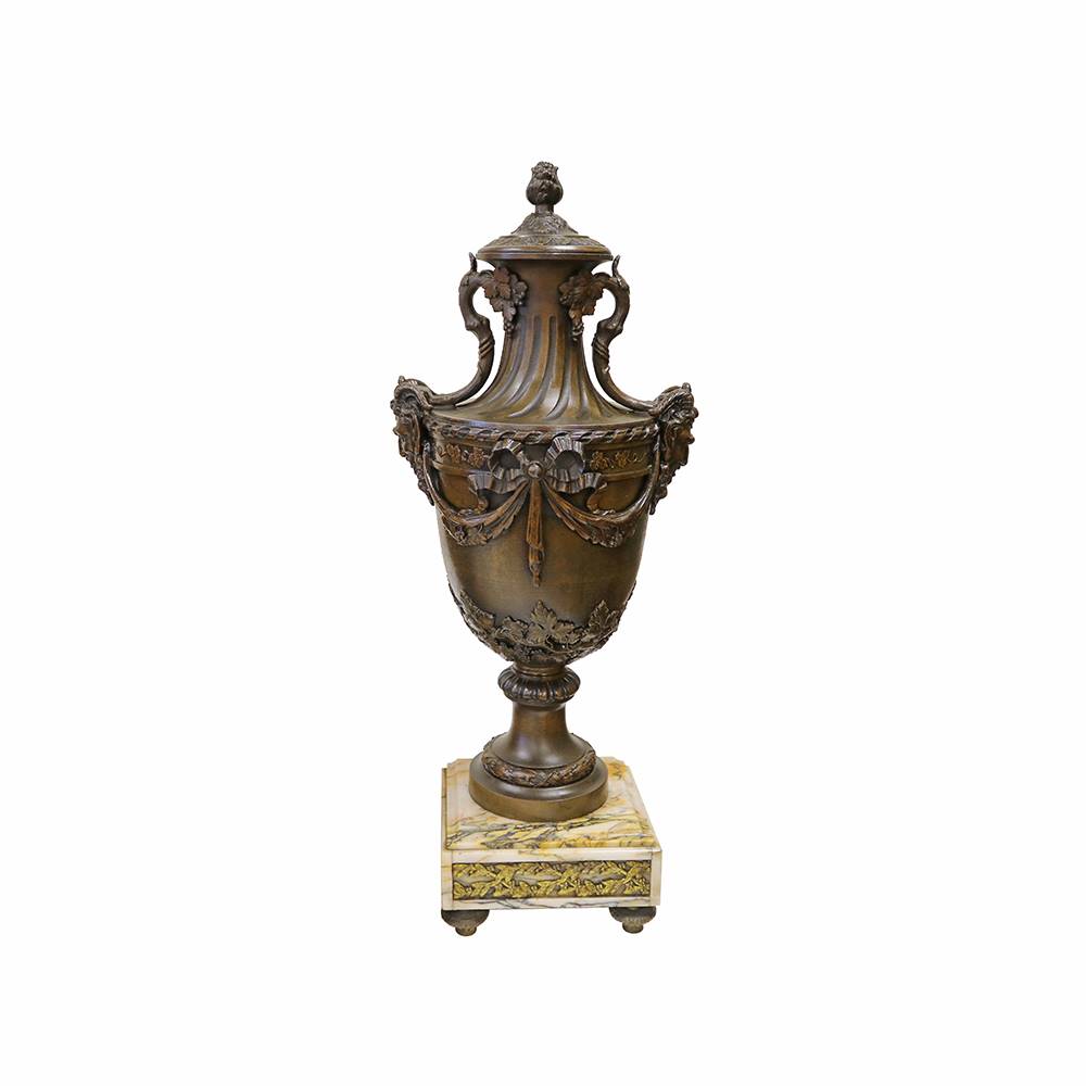 Antiqium Ürün  BRONZ FİGÜRLÜ, MERMER ZEMİNLİ SAAT TAKIMI